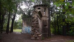 Una construcción del Parque San Martín se oculta entre árboles y misterio