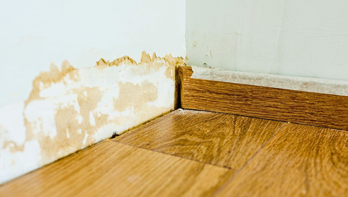Con jabón neutro se pueden limpiar las manchas superficiales de la pared. Con jabón neutro se pueden limpiar las manchas superficiales de la pared.