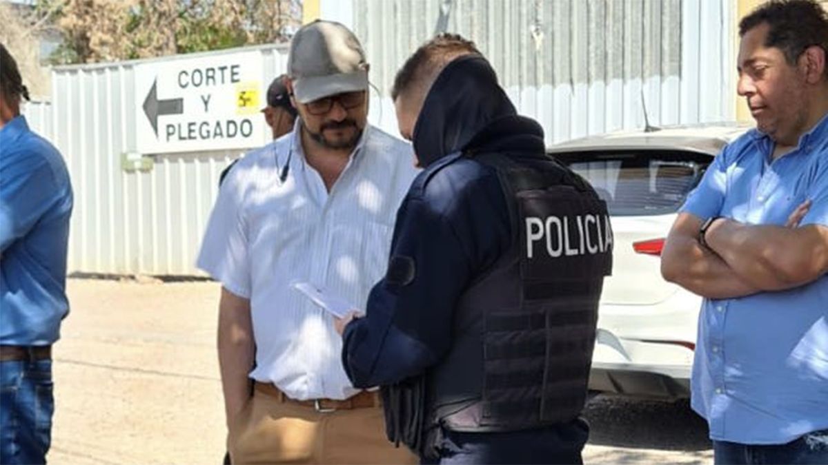 El candidato de Vamos Mendocinos, Hugo Laricchia en medio de la identificación policial que debió sortear en la planta verificadora de vehículos de Godoy Cruz.