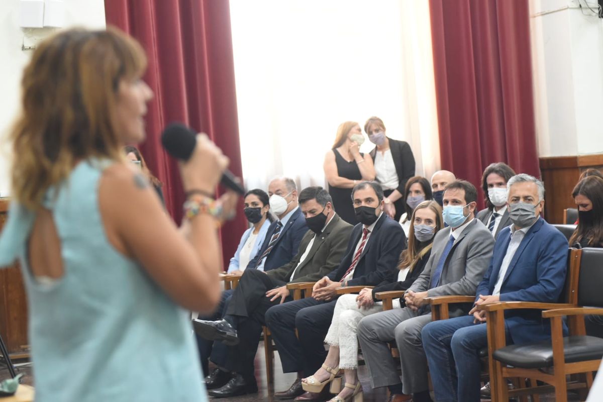 Mariana Silvestri, del Ministerio de la Defensa, rinde cuentas y escuchan Cornejo y magistrados provinciales y federales.