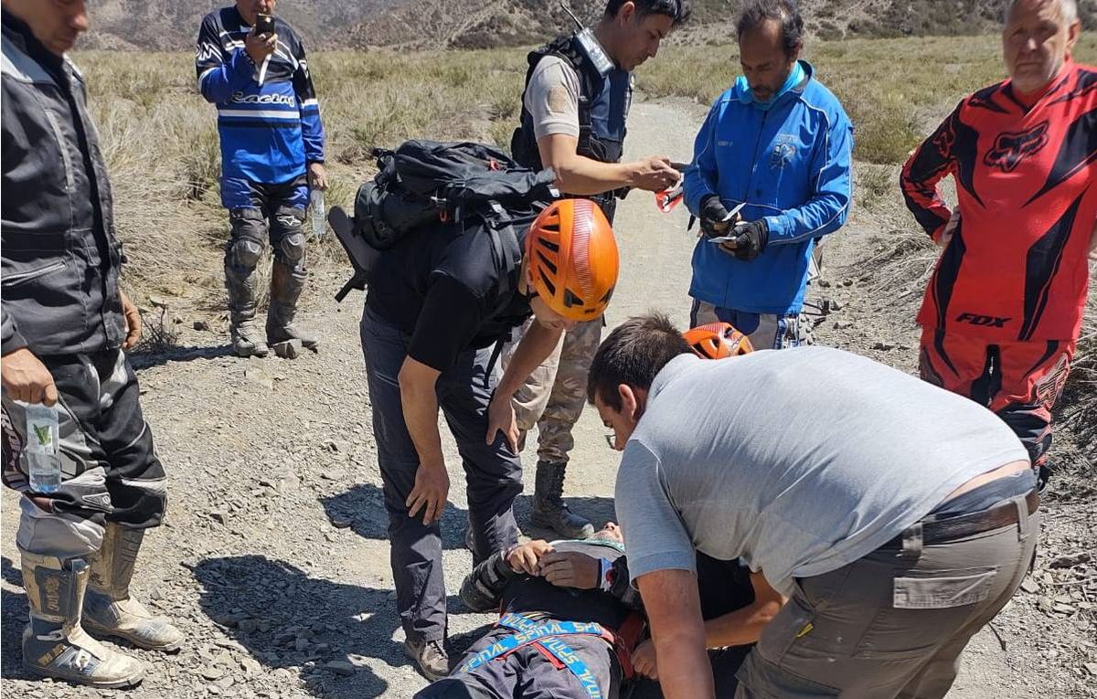 El accidente ocurrió este sábado a la tarde en la Ruta 13 en Las Heras. Un motociclista sufrió politraumatismos.