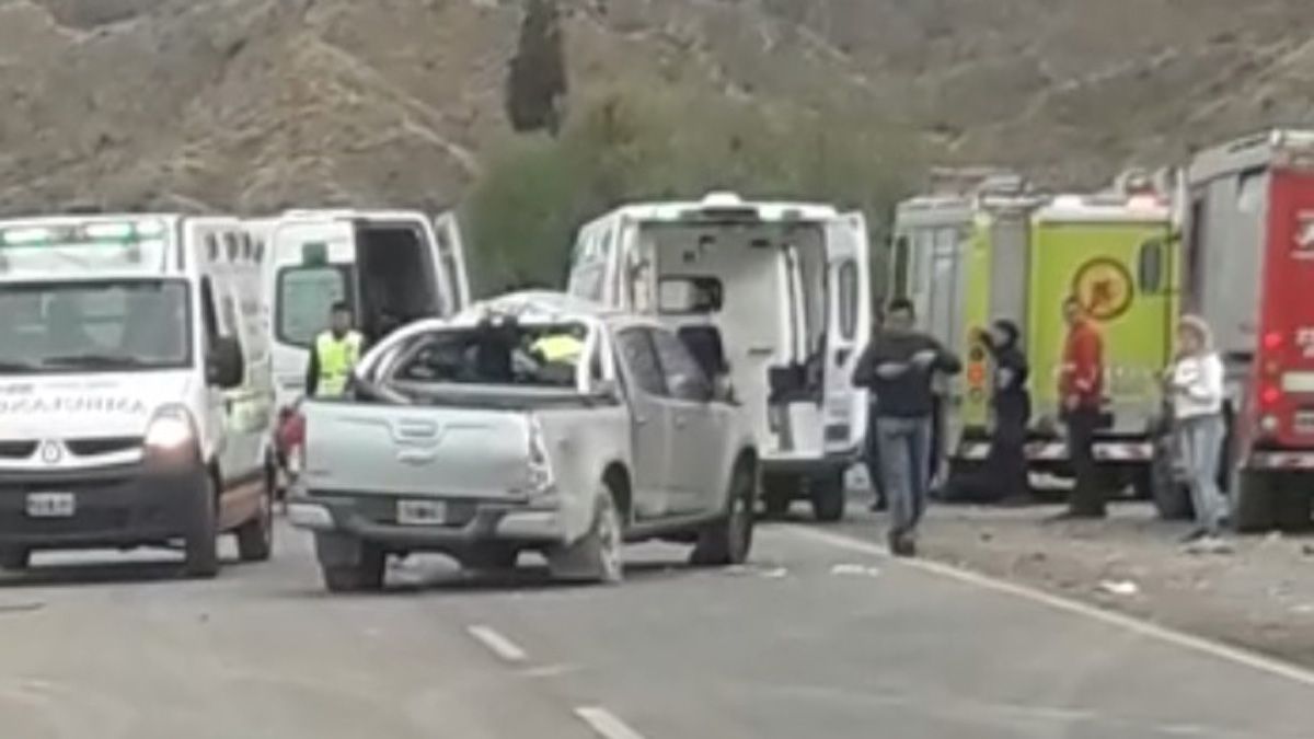 La camioneta Chevrolet S10 volcó en El Challao el lunes, cuando iban 16 estudiantes de la UNCuyo.