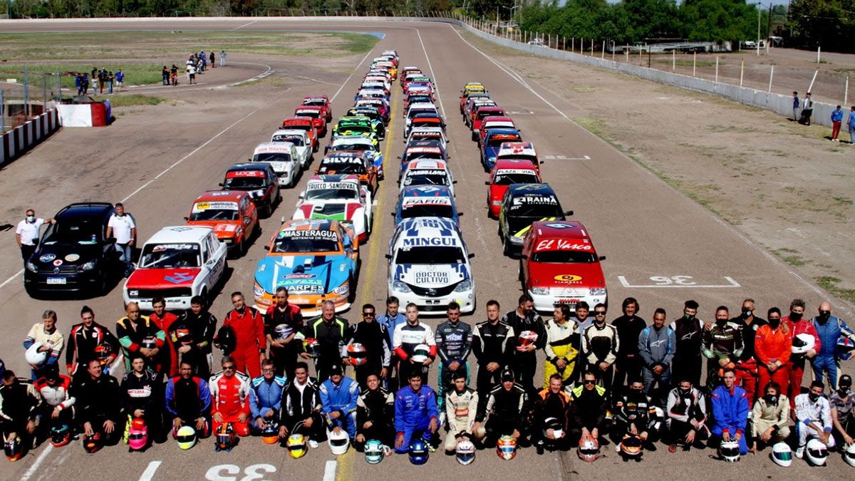 Una postal. Los más de 80 pilotos y sus máquinas, que participaron en la 71º edición del GP Vendimia.