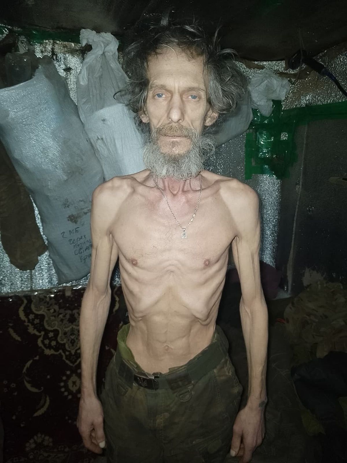 La imagen de los combatientes con rostros demacrados y ojos hundidos generó una fuerte reacción en la sociedad civil ante la precariedad logística en los sectores más calientes de la frontera. Las autoridades militares confirmaron que el agotamiento físico de la tropa responde a la imposibilidad de acercar vehículos de carga, los cuales sufren ataques sistemáticos por parte de drones enemigos que vigilan cada movimiento en el terreno. La imagen de los combatientes con rostros demacrados y ojos hundidos generó una fuerte reacción en la sociedad civil ante la precariedad logística en los sectores más calientes de la frontera. Las autoridades militares confirmaron que el agotamiento físico de la tropa responde a la imposibilidad de acercar vehículos de carga, los cuales sufren ataques sistemáticos por parte de drones enemigos que vigilan cada movimiento en el terreno.