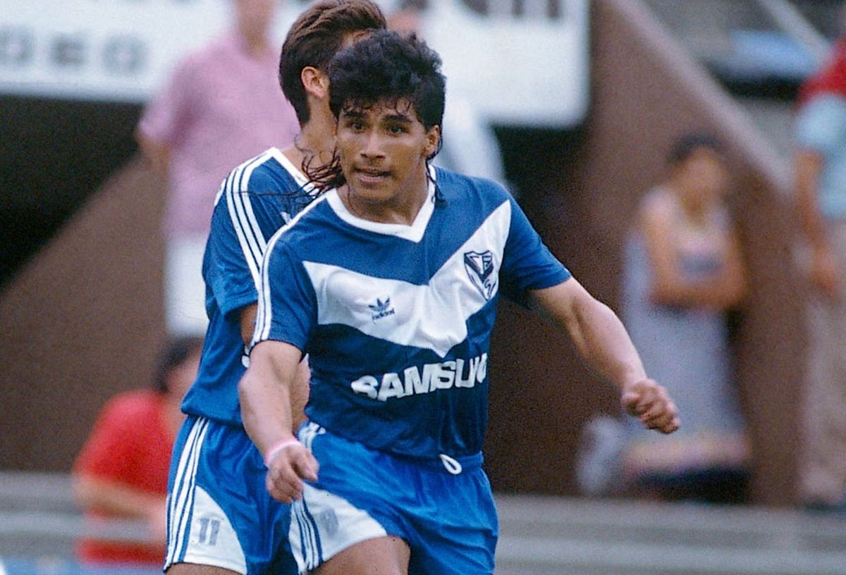 Omar Asad en sus épocas de jugador con la camiseta de Vélez. Omar Asad en sus épocas de jugador con la camiseta de Vélez.