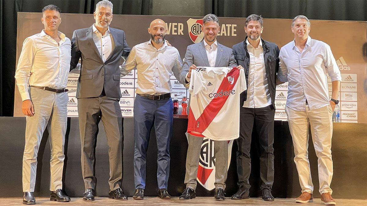 Diego Riberi (es el primero de la izquierda) está en la foto con el cuerpo técnico de River, que comanda Martín Demichelis.