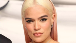 La ultra enteriza off-white de Karol G paraliza la primavera y es tendencia