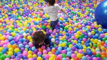 Accidente y desesperación en el pelotero: un niño jugaba en un cumpleaños y recibió una descarga eléctrica