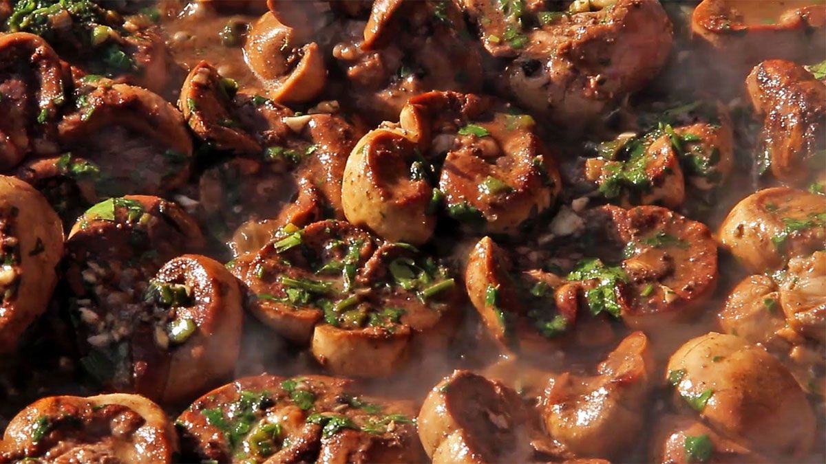Cómo hacer riñoncitos al vino tinto: la receta económica que va acompañada de puré de papas