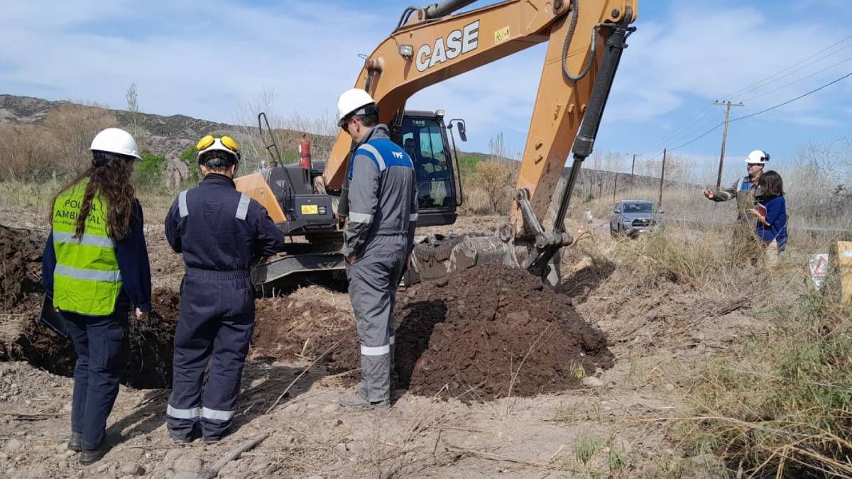 Derrame. Personal de Ambiente y de YPF trabajan en la zona afectada.
