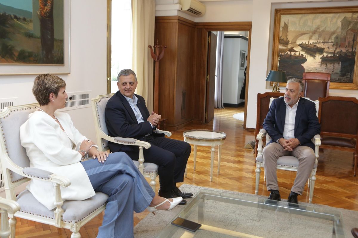 La ministra de Energía, Jimena Latorre; el presidente de YPF, Horacio Marín, y el gobernador Alfredo Cornejo. La ministra de Energía, Jimena Latorre; el presidente de YPF, Horacio Marín, y el gobernador Alfredo Cornejo.