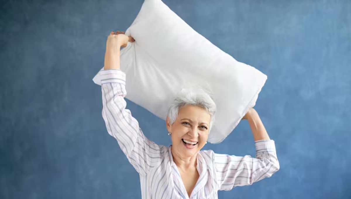 Los adultos mayores pueden recurrir a una almohada para ejercitarse.