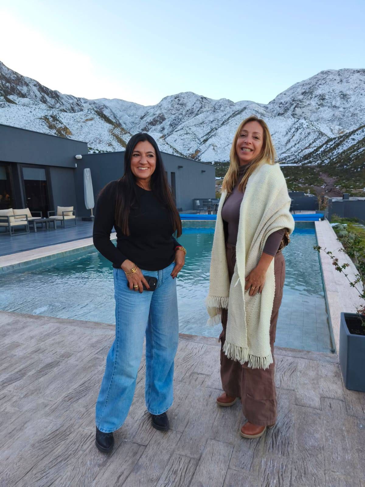 Andrea Nesci y la periodista Roxana Badaloni, con un paisaje soñado a sus espaldas. Andrea Nesci y la periodista Roxana Badaloni, con un paisaje soñado a sus espaldas.