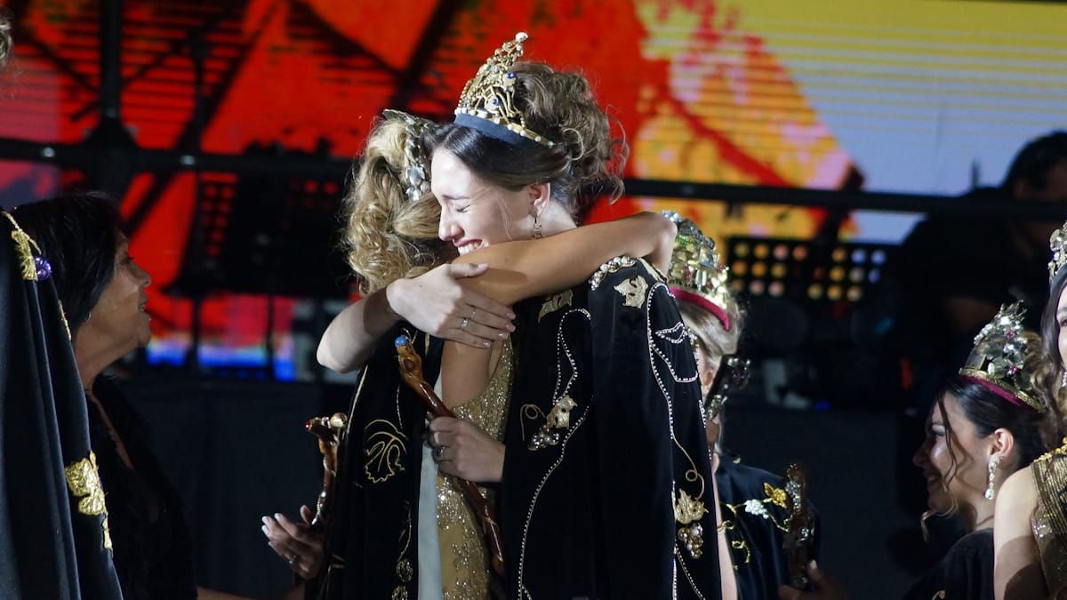 Reina y Virreina de la Vendimia 2024 se abrazan en el escenario del Frank Romero Day durante el acto central. Reina y Virreina de la Vendimia 2024 se abrazan en el escenario del Frank Romero Day durante el acto central.