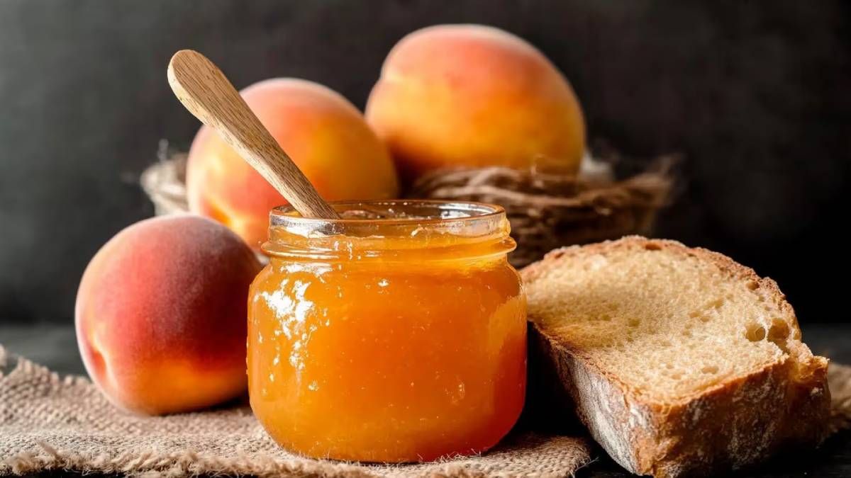 Recetas: la mermleada de durazno y el truco para esterilizar frascos en el microondas. Foto: gentileza infobae.