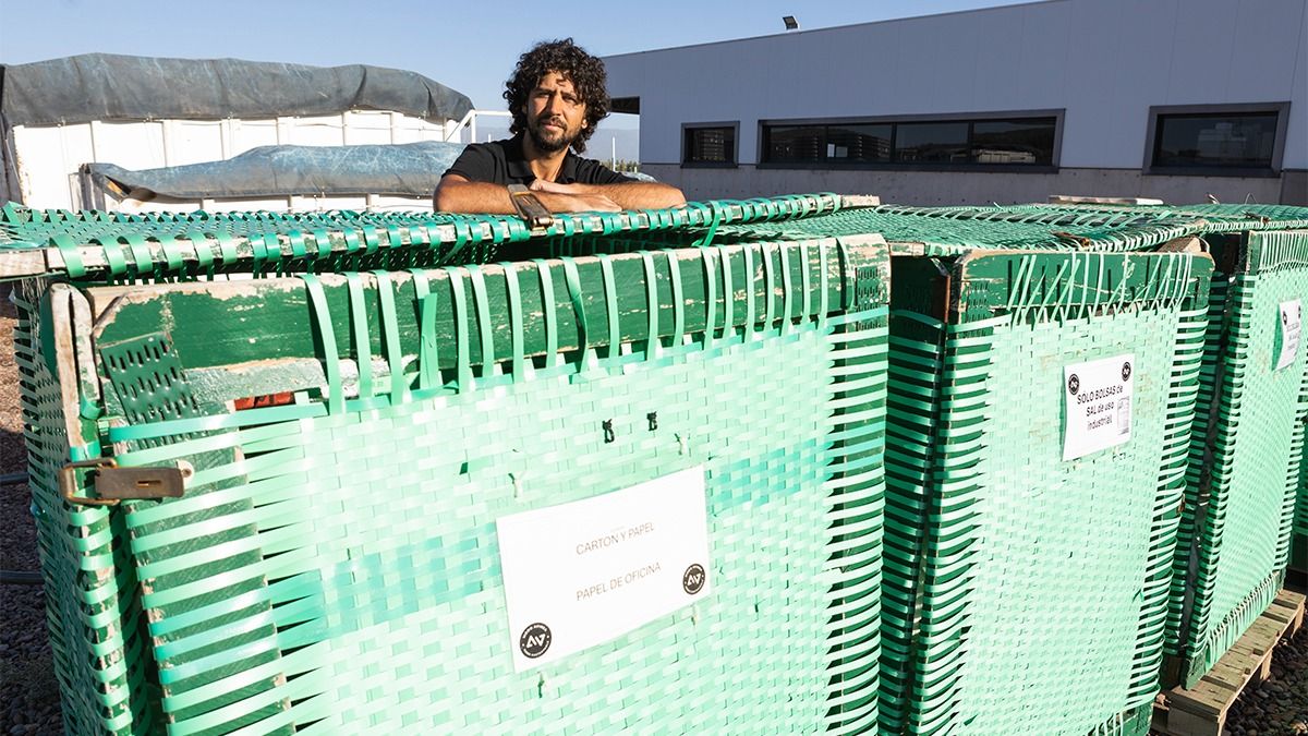 La bodega le brinda a personas privadas de la libertad el material reciclable y ellos hacen diferentes contenedores de residuos. La bodega le brinda a personas privadas de la libertad el material reciclable y ellos hacen diferentes contenedores de residuos.