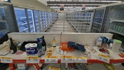 El Hiper Libertad cierra sus puertas y los mendocinos han arrasado con todo
