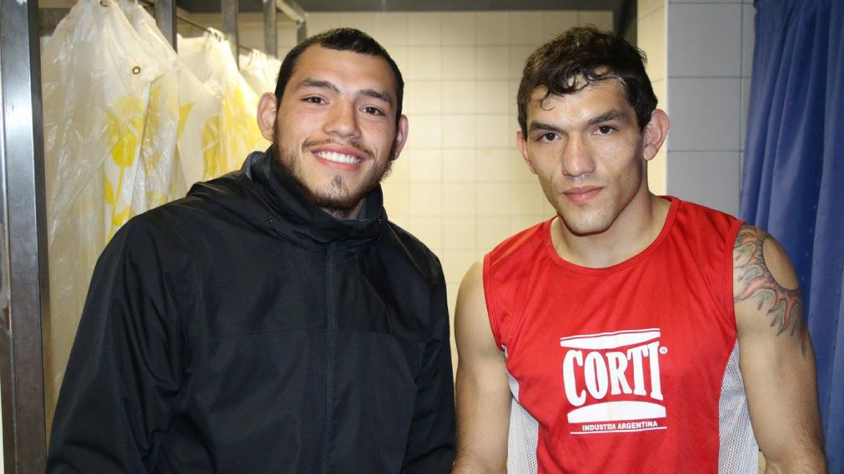 Manuel Carrasco, aquí junto a su hermano Juan, vuelve al ring en la velada televisada por DirecTV. Manuel Carrasco, aquí junto a su hermano Juan, vuelve al ring en la velada televisada por DirecTV.