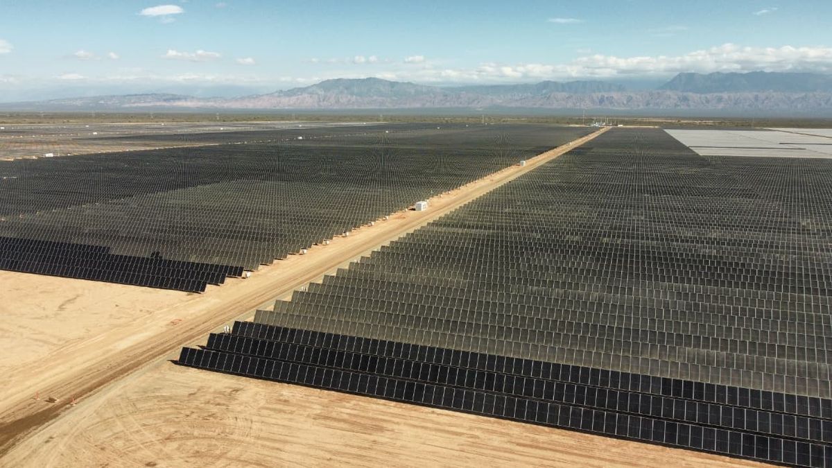 "Es impresionante", exclamó el jefe de Gabinete, Manuel Adorni, al ver el parque solar El Quemado. "Es impresionante", exclamó el jefe de Gabinete, Manuel Adorni, al ver el parque solar El Quemado.