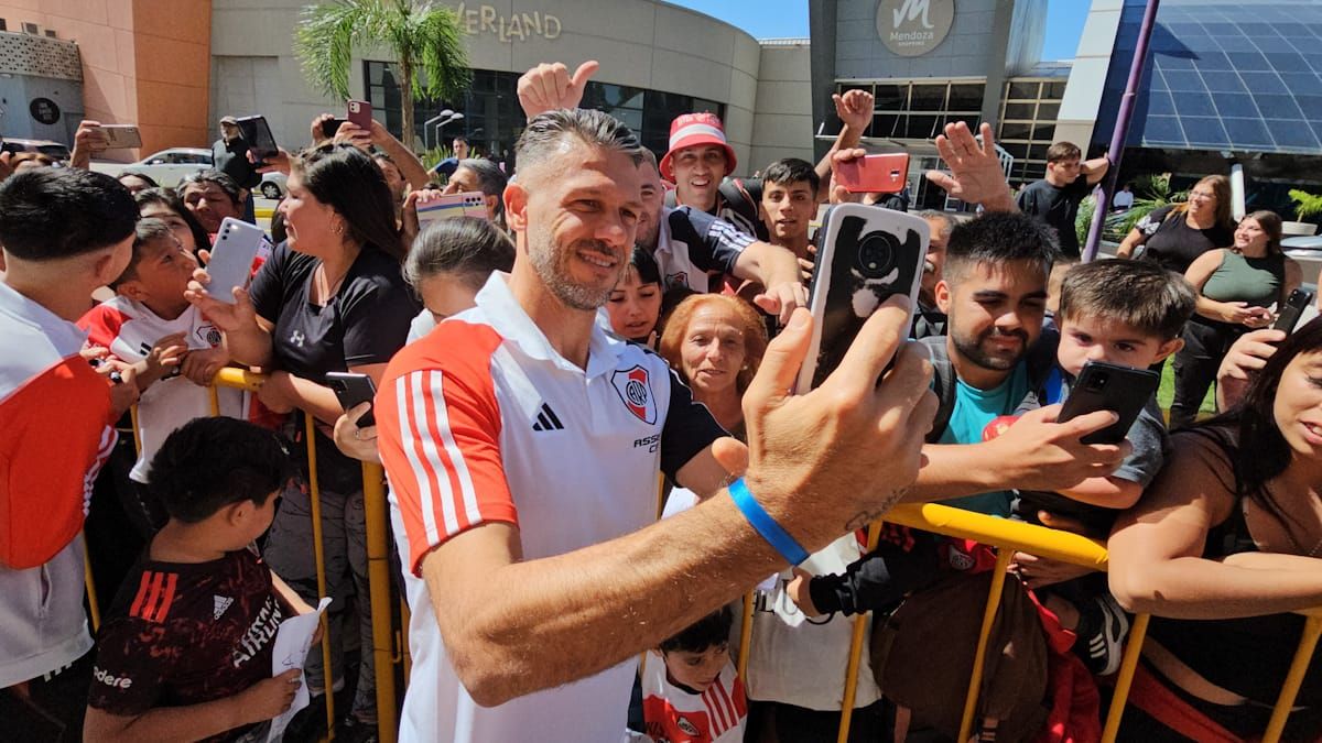 El entrenador y ex jugador de River Plate fue el más requerido por los hinchas mendocinos que esperaron la llegada del plantel en la puerta del hotel Hilton.