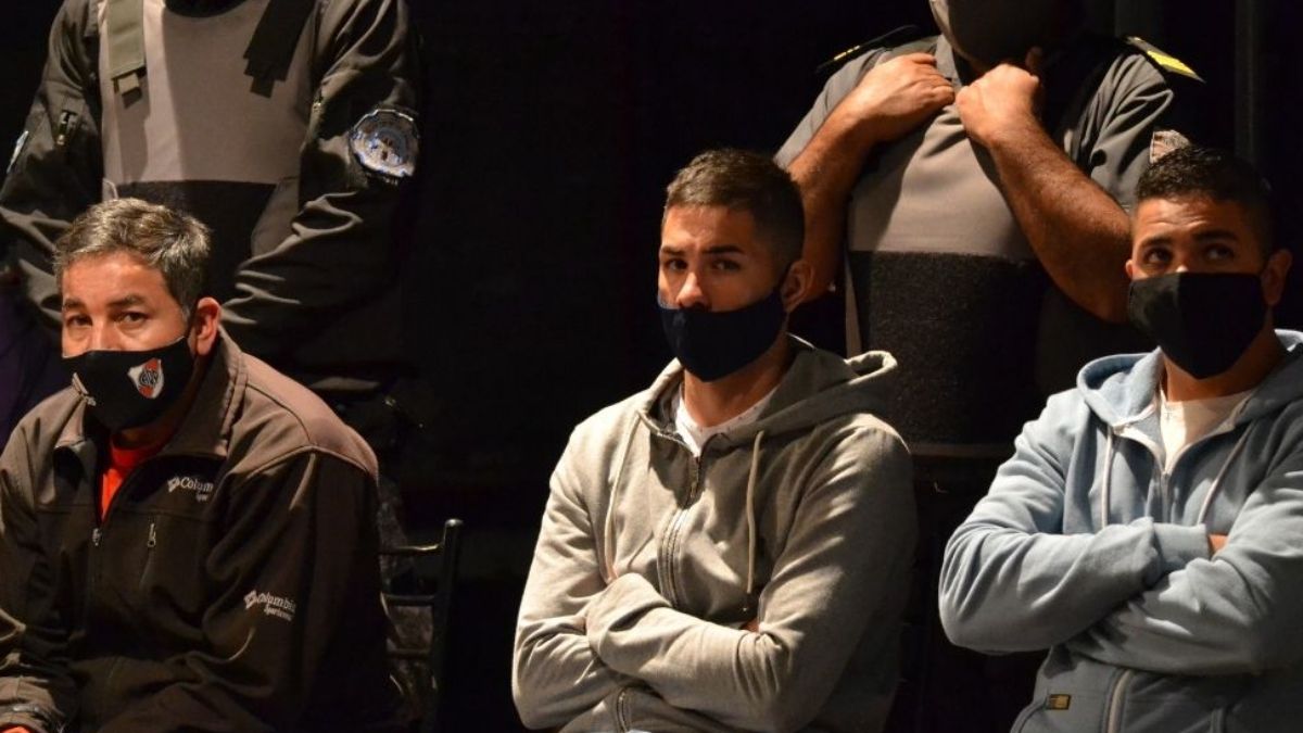Alexis Guerrero -al centro- fue encontrado culpable como part&iacute;cipe secundario del crimen de Norma Carleti y condenado a cinco a&ntilde;os de prisi&oacute;n, y al estar detenido desde el 2018, se consider&oacute; que ha cumplido dos tercios de su condena y fue puesto en libertad condicional.
