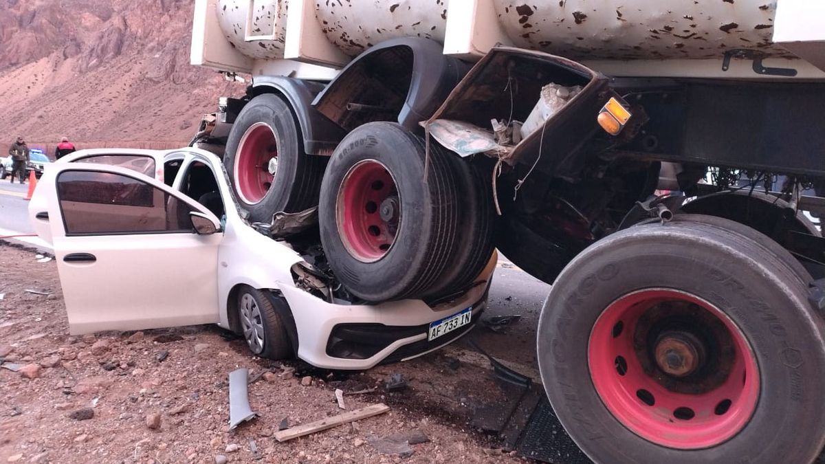 Dos muertos en la ruta 7: chocaron dos camiones y un auto terminó aplastado