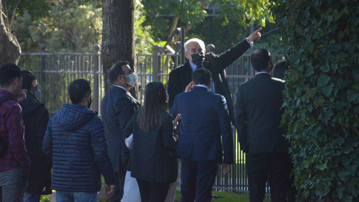 Los integrantes del jurado popular, fiscales, el juez y abogaos, al llegar a la casa de Nora Dalmasso, en un country de Río Cuarto