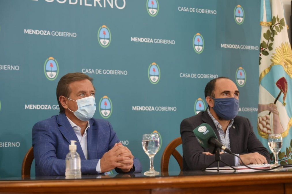 El gobernador Rodolfo Suarez y el director de la DGE José Thomas presentaron el proyecto de ley de Educación.