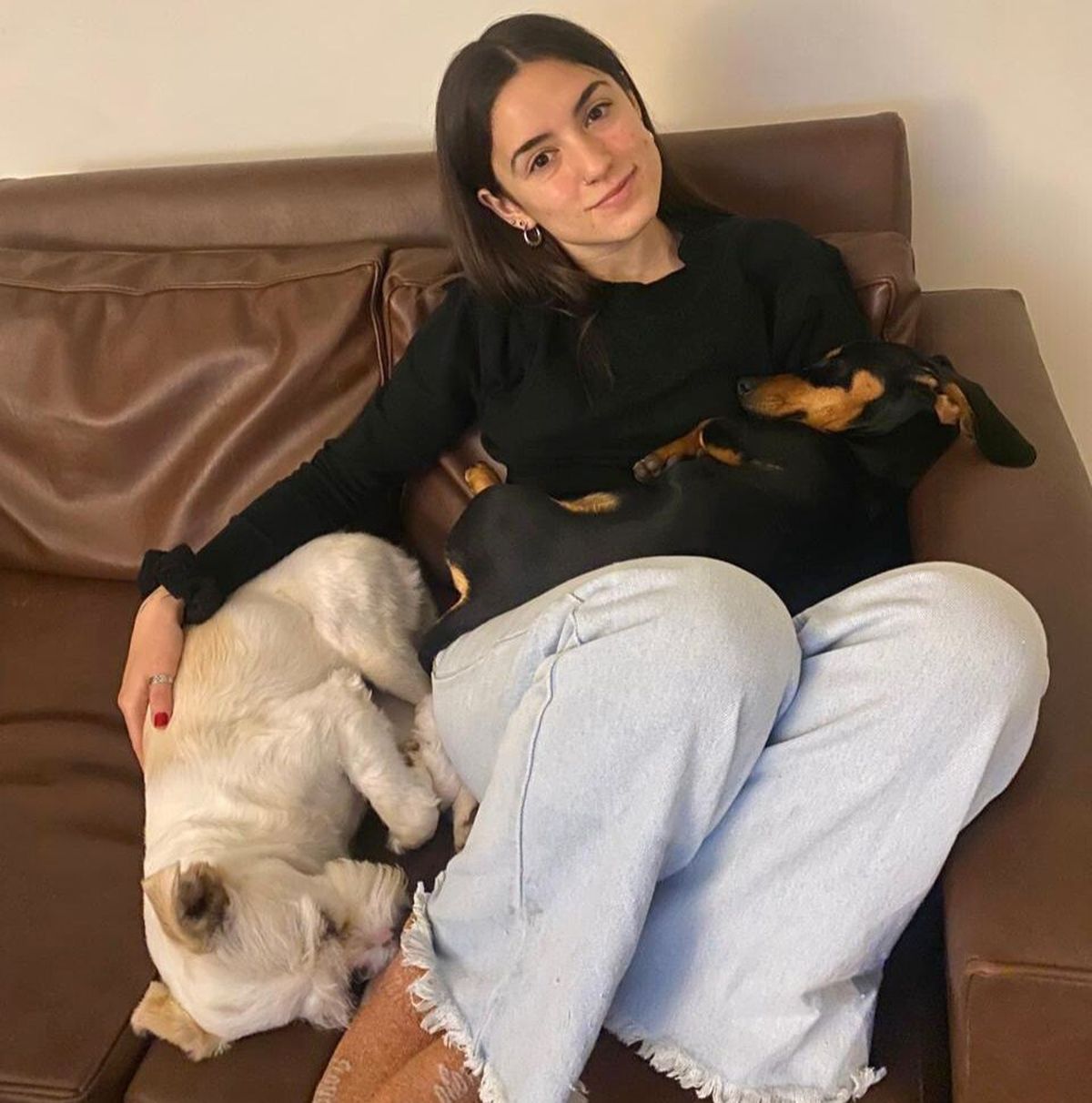 Bianca y su amor incondicional por los perros. Bianca y su amor incondicional por los perros.