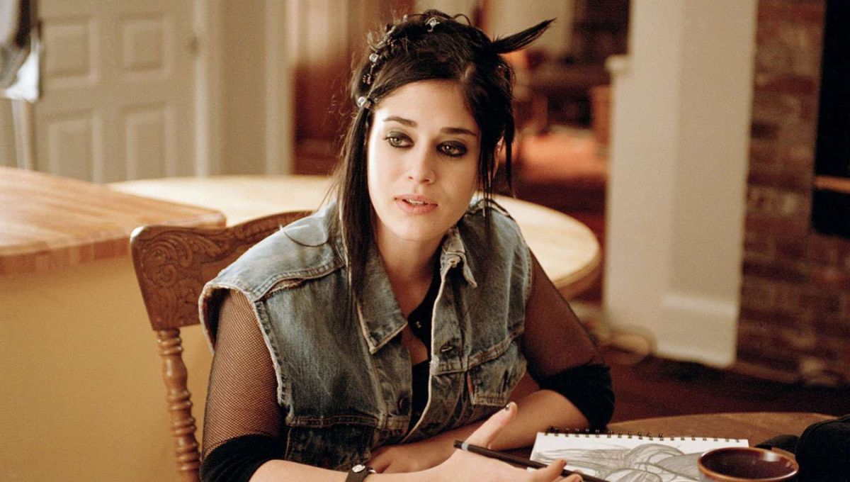A 21 años del estreno de Mean Girls, así se ve hoy la actriz Lizzy Caplan