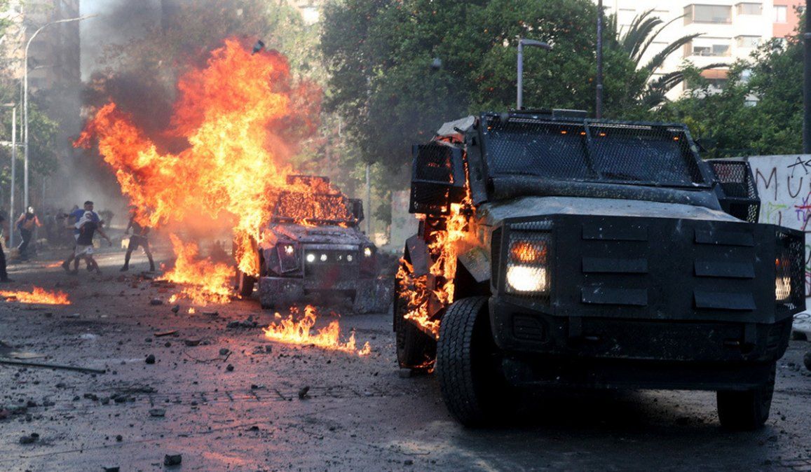 Las protestas sociales en Chile al cumplirse el primer anivesario del estallido solcial, dejó al menos un muertos y más de 100 heridos