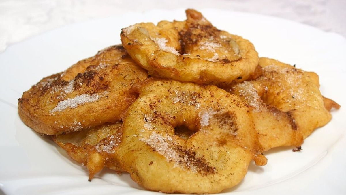 Los buñuelos de manzana sin harina ni fritura llevan avena y se cocinan en una sartén. Los buñuelos de manzana sin harina ni fritura llevan avena y se cocinan en una sartén. 
