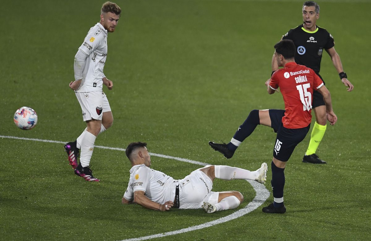 So&ntilde;ora remata para marcar el primer gol de Independiente ante Col&oacute;n.
