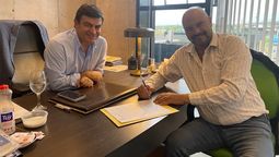 Omar De Marchi y Hugo Laricchia, el impulsor del Mendoexit, en la firma de La Unión Mendocina.