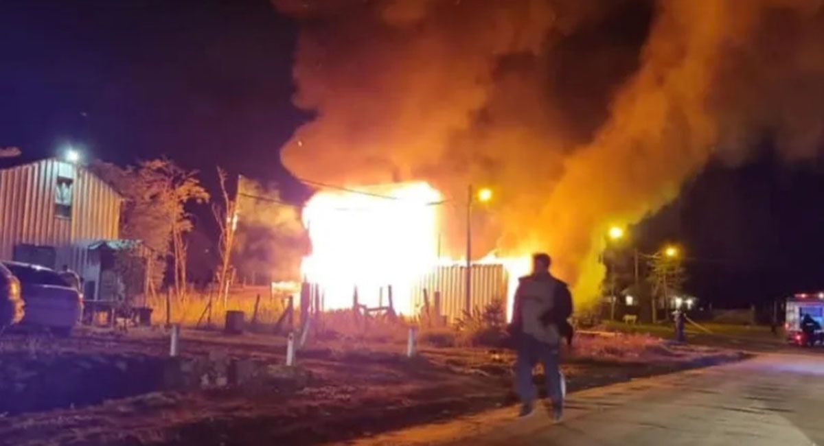 El fuego se habría iniciado en la cocina por un desperfecto eléctrico y se extendió rápidamente por toda la vivienda El fuego se habría iniciado en la cocina por un desperfecto eléctrico y se extendió rápidamente por toda la vivienda