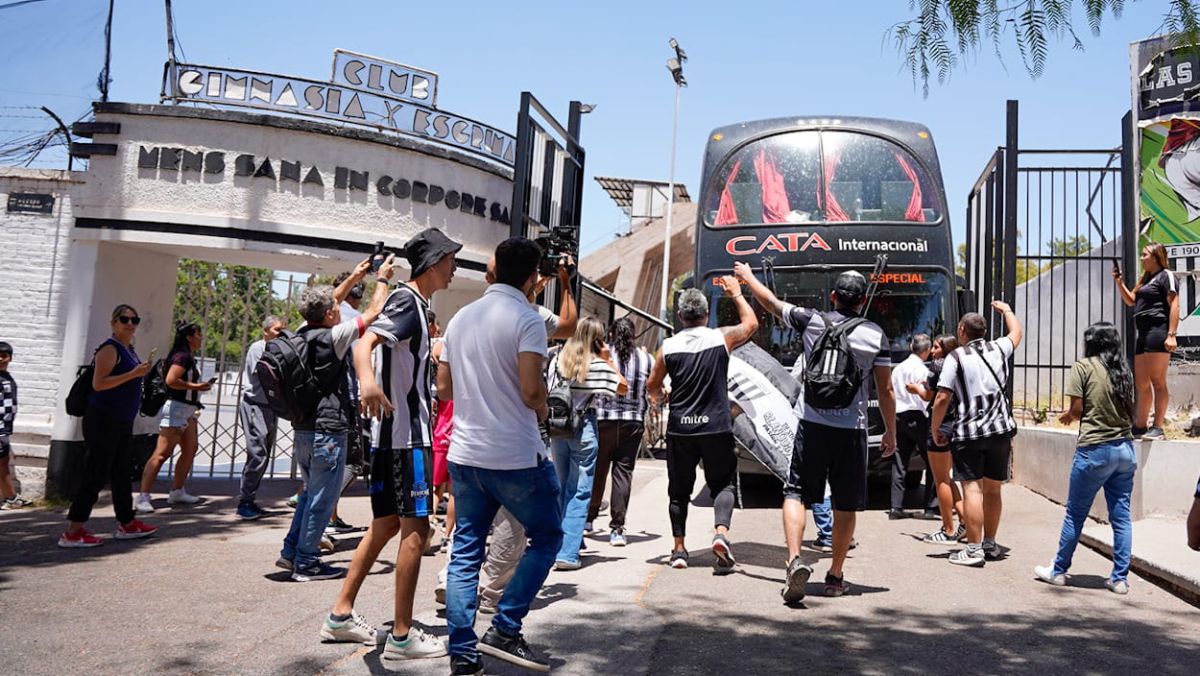 La bienvenida a los héroes de Tucumán. Los hinchas de Gimnasia y Esgrima fueron al Víctor Legrotaglie a recibir a los jugadores que lograron el pase a la final del Reducido de la Primera Nacional