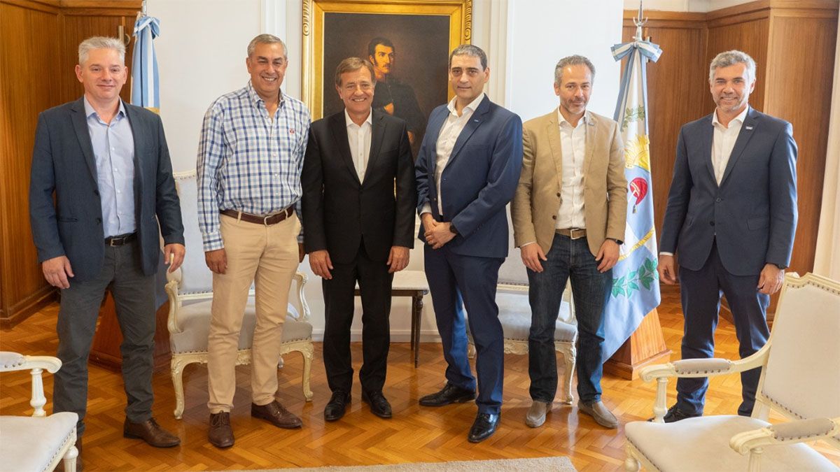 Emilio Guiñazú, Enrique Vaquié, Rodolfo Suarez, Pablo Iuliano, Alejandro Lew y Adolfo Sánchez (los últimos tres de YPF).