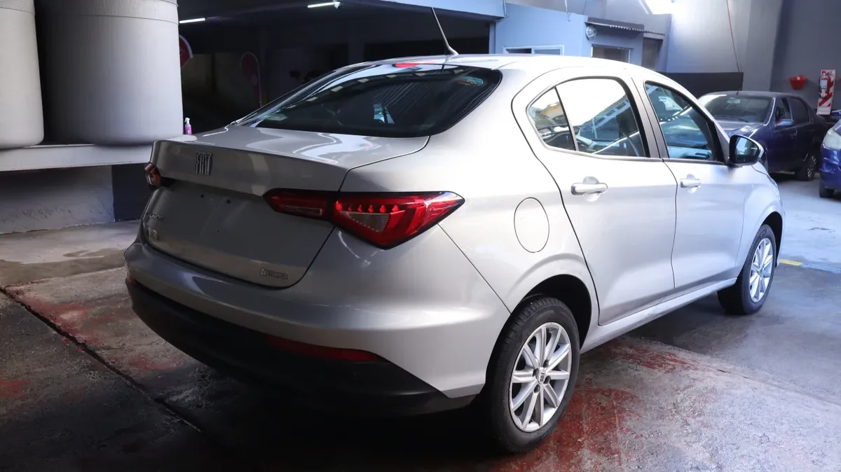 El Fiat Cronos en su variante Like 1.3 GSE se posiciona como el vehículo más vendido del territorio nacional gracias a una oferta que prioriza la disponibilidad de repuestos y un mantenimiento económico. Con un valor de $31.120.000, este sedán de producción nacional ofrece un ahorro de más de tres millones de pesos frente al Toyota Yaris, destacando por un baúl de dimensiones generosas ideal para el traslado de equipaje familiar. El Fiat Cronos en su variante Like 1.3 GSE se posiciona como el vehículo más vendido del territorio nacional gracias a una oferta que prioriza la disponibilidad de repuestos y un mantenimiento económico. Con un valor de $31.120.000, este sedán de producción nacional ofrece un ahorro de más de tres millones de pesos frente al Toyota Yaris, destacando por un baúl de dimensiones generosas ideal para el traslado de equipaje familiar.