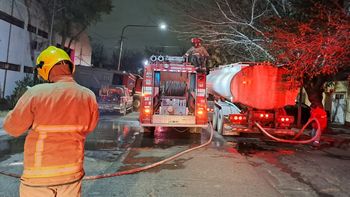 Una pareja y sus cuatro hijos fueron internados al intoxicarse tras el incendio en su casa de Maipú
