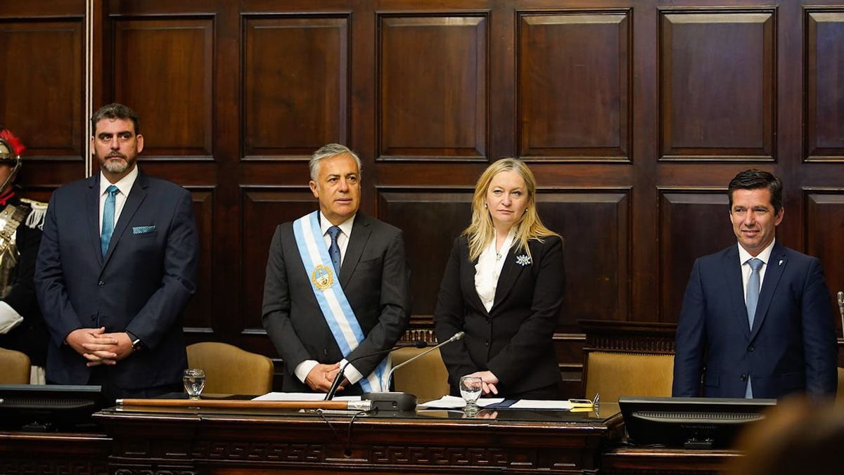 Andrés Lombardi es la cuarta autoridad provincial en línea sucesoria, y tras los viajes de Alfredo Cornejo, Hebe Casado y Martín Kerchner debió hacerse cargo de la gobernación. Andrés Lombardi es la cuarta autoridad provincial en línea sucesoria, y tras los viajes de Alfredo Cornejo, Hebe Casado y Martín Kerchner debió hacerse cargo de la gobernación.