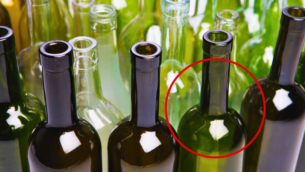 Las botellas de vidrio son comúnmente verdes debido a razones históricas, prácticas y estéticas. Una de las principales es porque el vidrio verde se obtiene por la presencia de óxidos de hierro en la arena utilizada en su fabricación, la cual es abundante y económica, lo que hace que producir vidrio verde sea más sencillo y menos costoso que otros colores. Las botellas de vidrio son comúnmente verdes debido a razones históricas, prácticas y estéticas. Una de las principales es porque el vidrio verde se obtiene por la presencia de óxidos de hierro en la arena utilizada en su fabricación, la cual es abundante y económica, lo que hace que producir vidrio verde sea más sencillo y menos costoso que otros colores.