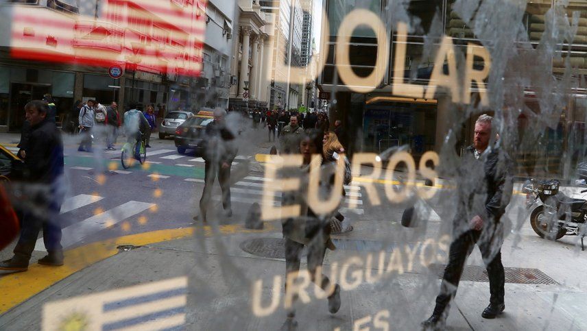 El dólar bajó 25 centavos esta semana y cerró a $42,85