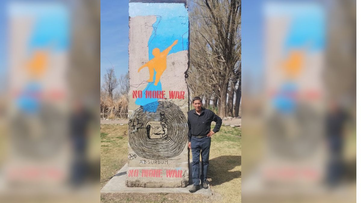 El artista Egar Murillo junto a la obra con un trozo del histórico Muro de Berlín. El artista Egar Murillo junto a la obra con un trozo del histórico Muro de Berlín.