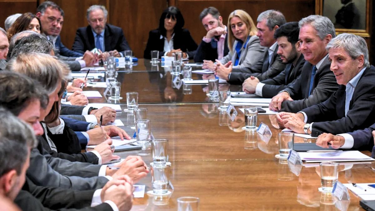 Luis Caputo se reunió con representantes del sector asegurador (Foto NA).