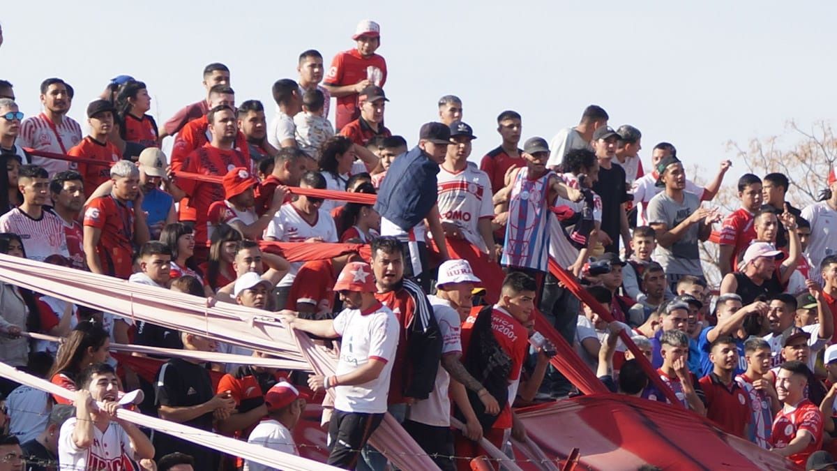 Los hinchas del Globo mostraron una gran convocatoria en el estadio General San Martín. Los hinchas del Globo mostraron una gran convocatoria en el estadio General San Martín.