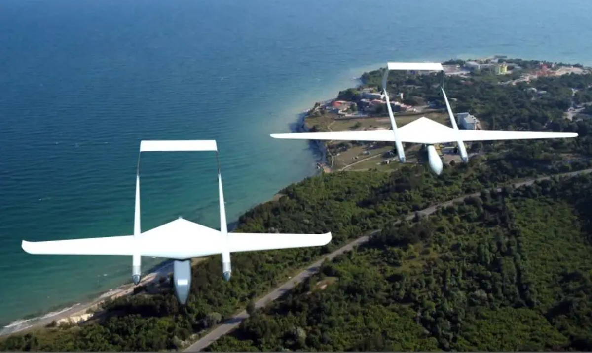 Imagen de un modelo de VANT en vuelo. Los que harán la prueba en Valle de Uco pueden cargar hasta 360 kilos de yoduro de plata.