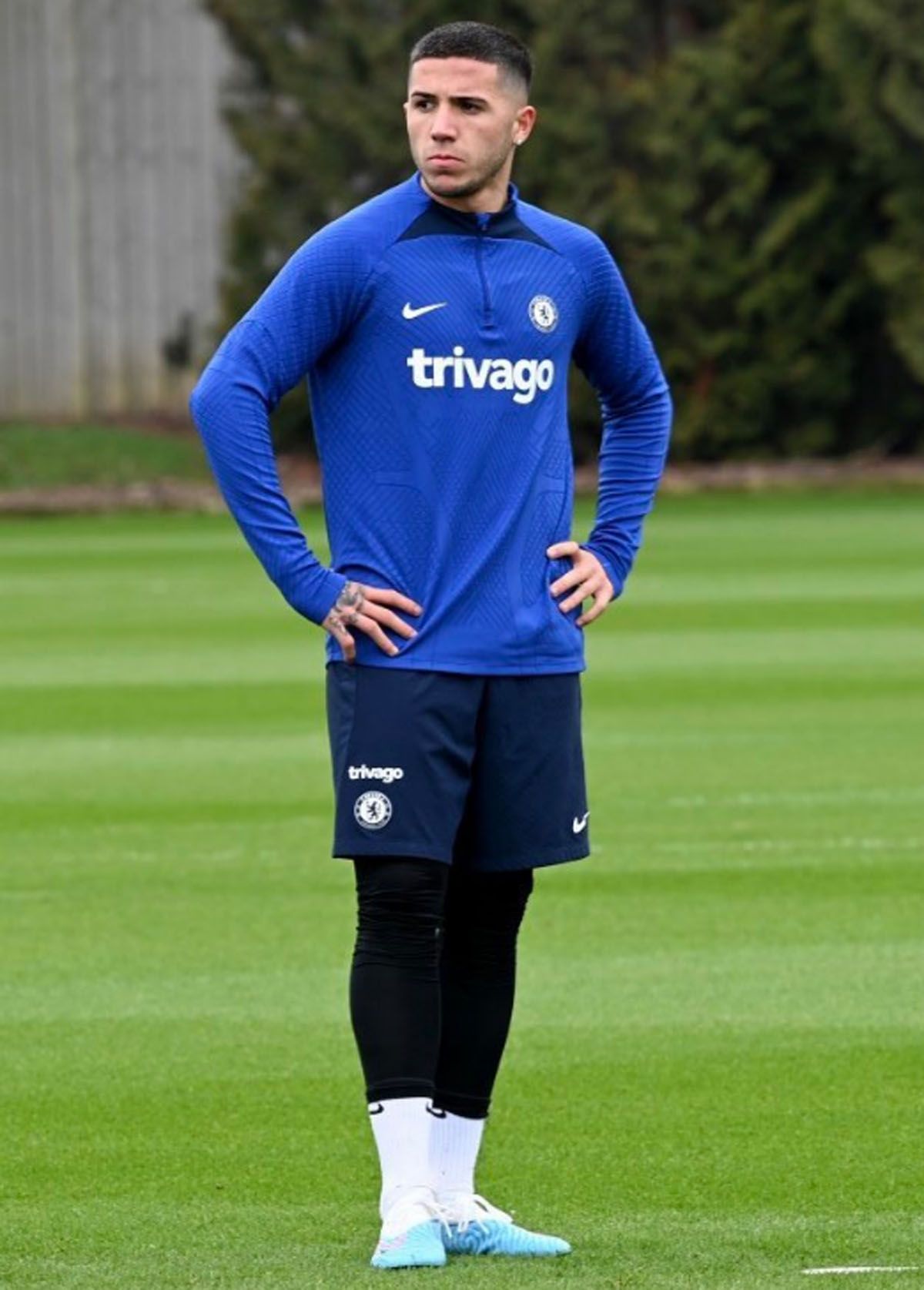 Enzo se cambió el look platinado que adoptó tras el Mundial de Qatar
