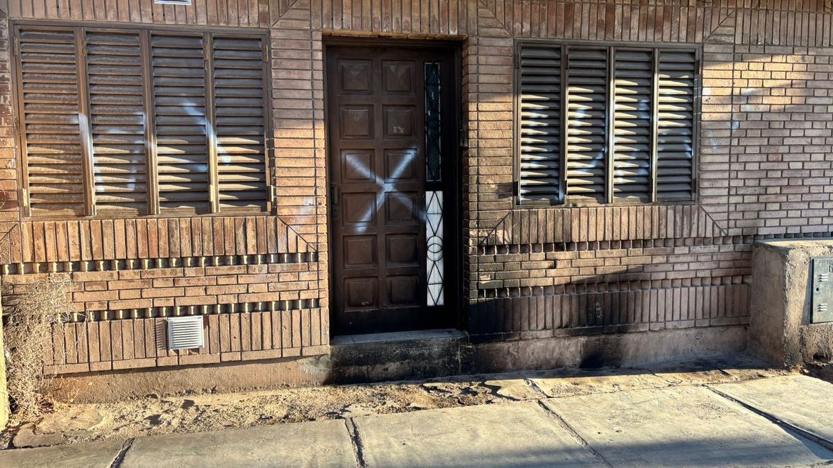 Los familiares del hombre linchado en el barrio Lihué, en Guaymallén, intentaron quemar las propiedades y pintaron el frente de la casa donde ocurrió el hecho. Los familiares del hombre linchado en el barrio Lihué, en Guaymallén, intentaron quemar las propiedades y pintaron el frente de la casa donde ocurrió el hecho.