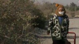 Tiene 60 años y camina cinco kilómetros por día por un plato de comida