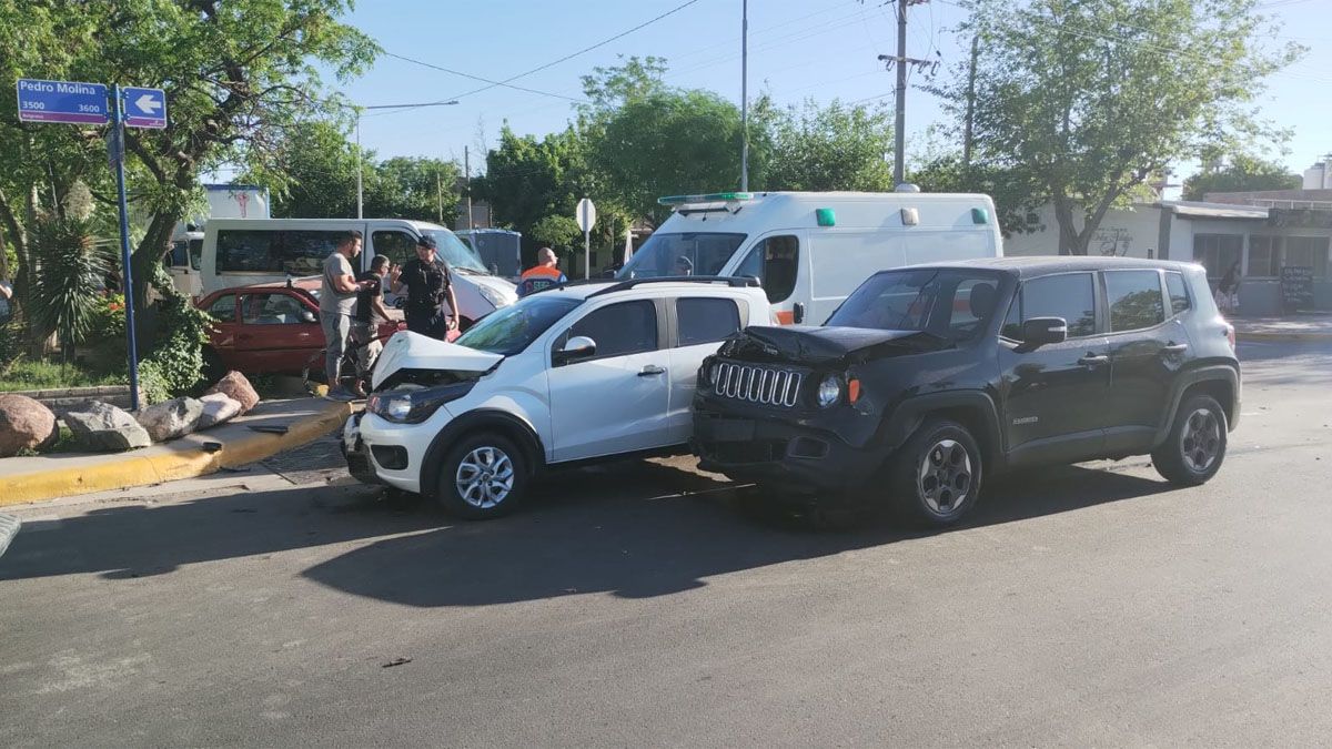 Un impresionante accidente en Guaymallén dejó dos adultos y dos niños con heridas leves.
